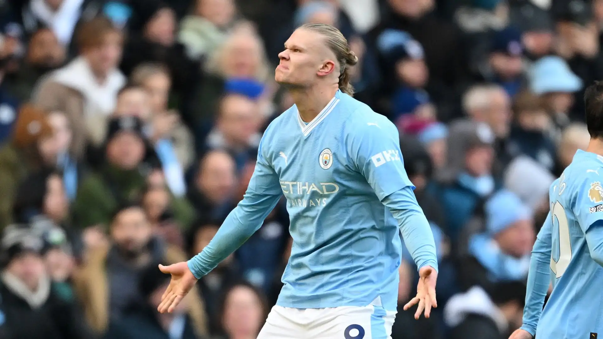 Erling Haaland bay cao ở Man City